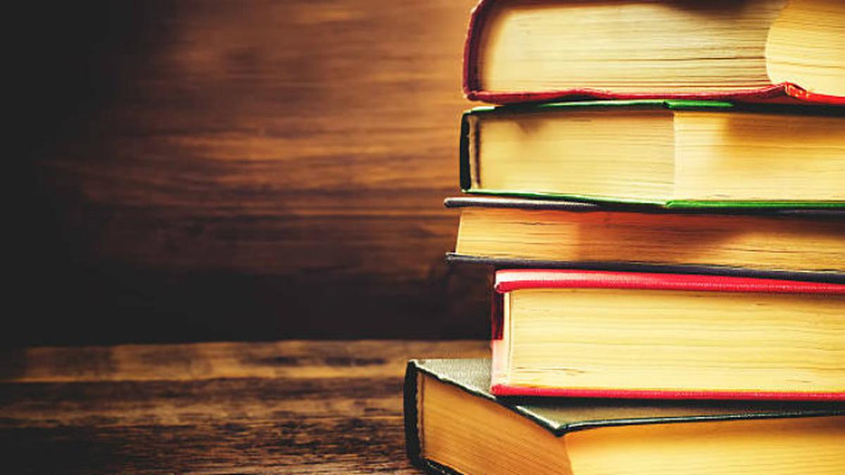 unsur intrinsik dalam review buku fiksi